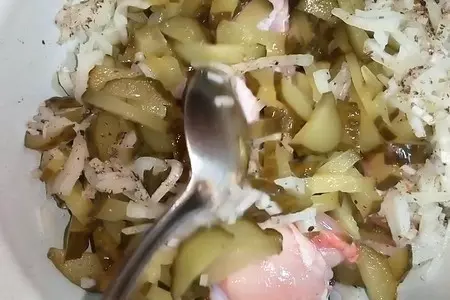 Картофель в горшочках. с мясом и огурчиками: шаг 4