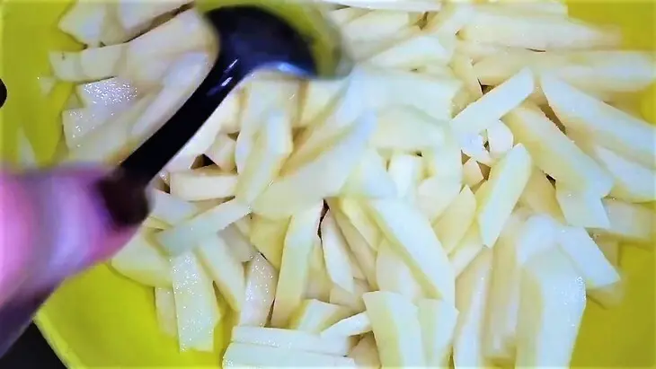 Картофель в горшочках. с мясом и огурчиками: шаг 5