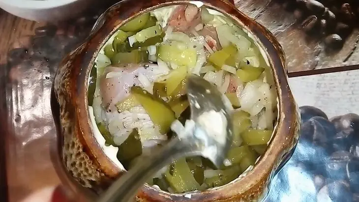 Картофель в горшочках. с мясом и огурчиками: шаг 7