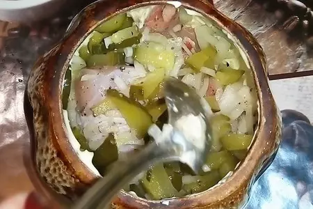 Картофель в горшочках. с мясом и огурчиками: шаг 7
