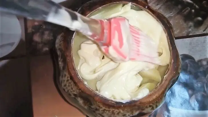 Картофель в горшочках. с мясом и огурчиками: шаг 8