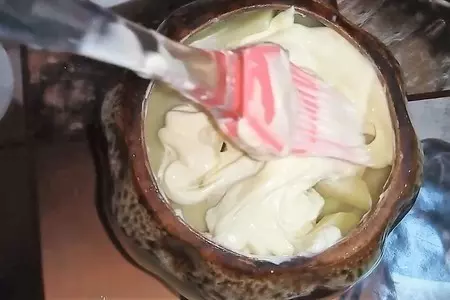 Картофель в горшочках. с мясом и огурчиками: шаг 8