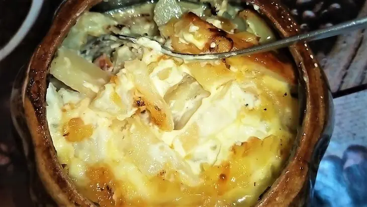 Картофель в горшочках. с мясом и огурчиками: шаг 9