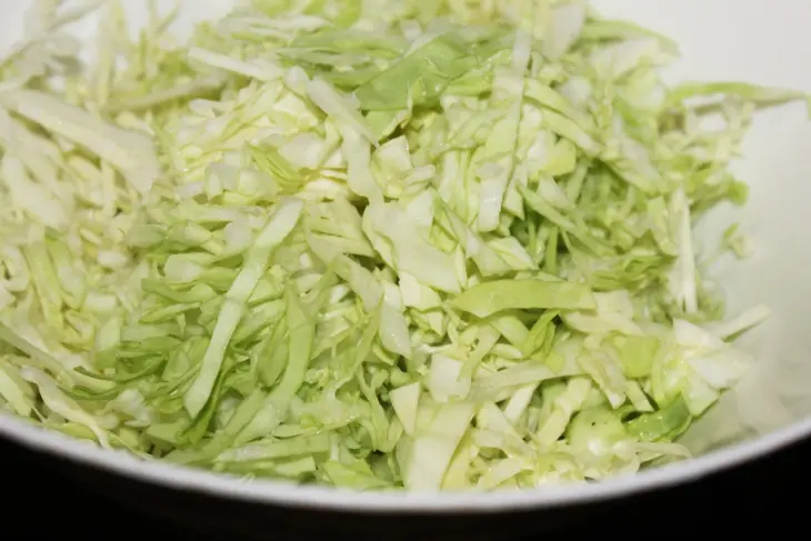 Салат из молодой капусты с морепродуктами: шаг 1