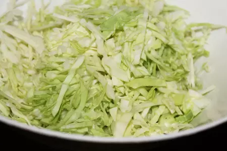 Салат из молодой капусты с морепродуктами: шаг 1