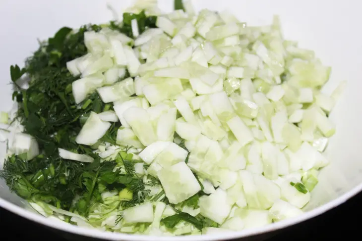 Салат из молодой капусты с морепродуктами: шаг 2