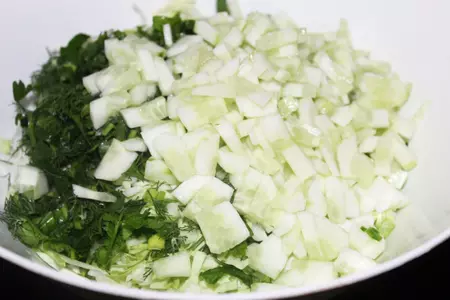 Салат из молодой капусты с морепродуктами: шаг 2