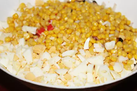 Салат из молодой капусты с морепродуктами: шаг 4