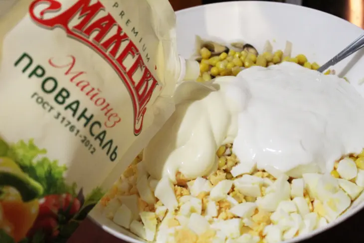 Салат из молодой капусты с морепродуктами: шаг 5