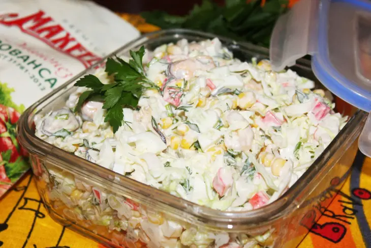 Салат из молодой капусты с морепродуктами: шаг 6