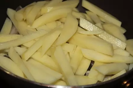 Картофель с салом и луком: шаг 2