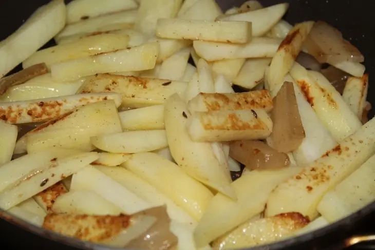 Картофель с салом и луком: шаг 3