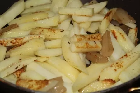 Картофель с салом и луком: шаг 3