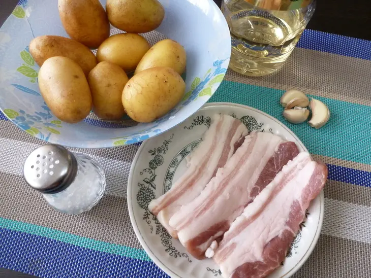 Запеченная картошка с чесноком и шкварками: шаг 1