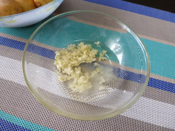 Запеченная картошка с чесноком и шкварками: шаг 2