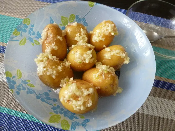 Запеченная картошка с чесноком и шкварками: шаг 3
