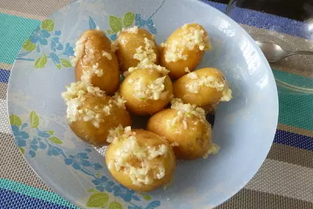 Запеченная картошка с чесноком и шкварками: шаг 3
