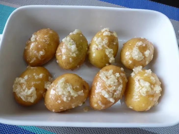 Запеченная картошка с чесноком и шкварками: шаг 4