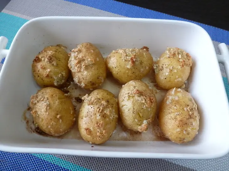 Запеченная картошка с чесноком и шкварками: шаг 6