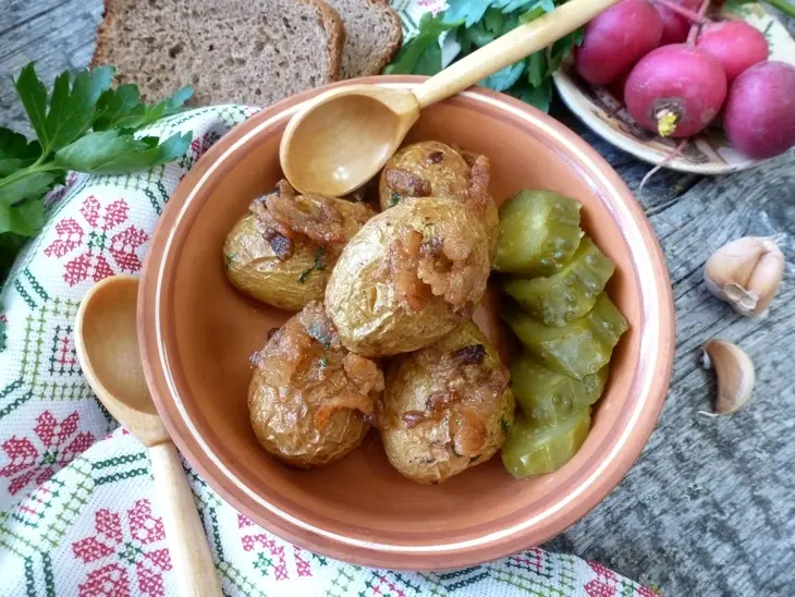 Запеченная картошка с чесноком и шкварками: шаг 7