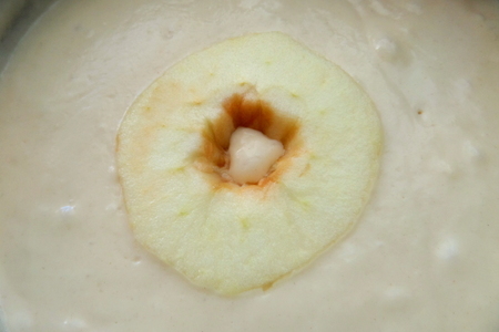 Яблоки в кефирном кляре: шаг 5