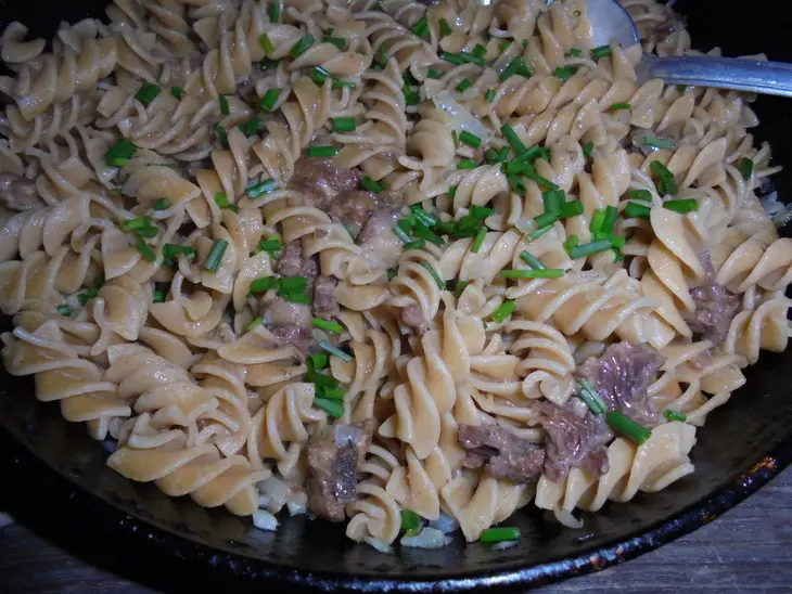 Макароны с тушенкой: шаг 8