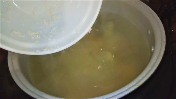 Суп рисовый с консервы сардины. рыбный суп: шаг 3