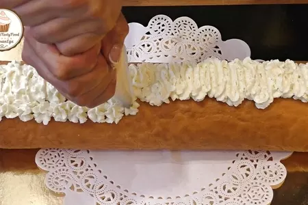 Бисквитный рулет с клубникой и творожным кремом: шаг 5