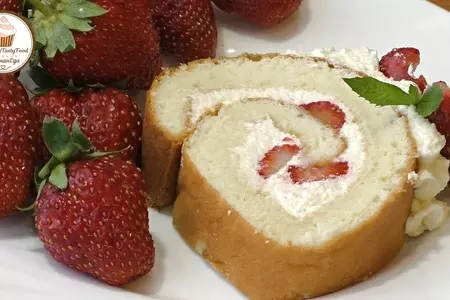 Бисквитный рулет с клубникой и творожным кремом: шаг 7