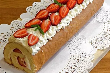 Бисквитный рулет с клубникой и творожным кремом: шаг 8