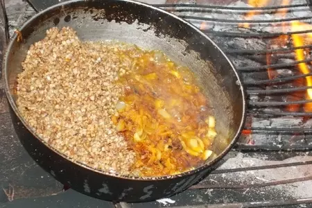 Греча с копчеными купатами: шаг 3