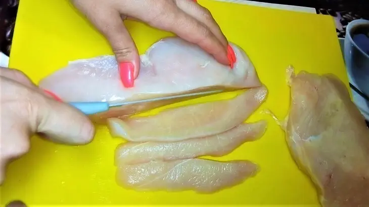 Рулеты из кабачков с курицей на шпажках.: шаг 1
