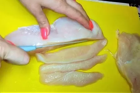 Рулеты из кабачков с курицей на шпажках.: шаг 1
