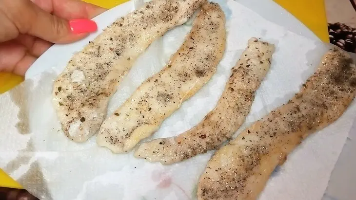 Рулеты из кабачков с курицей на шпажках.: шаг 2