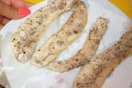 Рулеты из кабачков с курицей на шпажках.: шаг 2