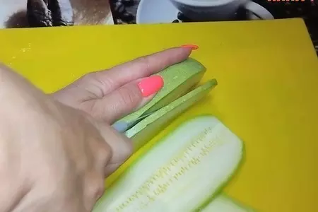 Рулеты из кабачков с курицей на шпажках.: шаг 3