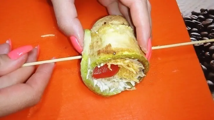 Рулеты из кабачков с курицей на шпажках.: шаг 7