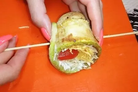Рулеты из кабачков с курицей на шпажках.: шаг 7