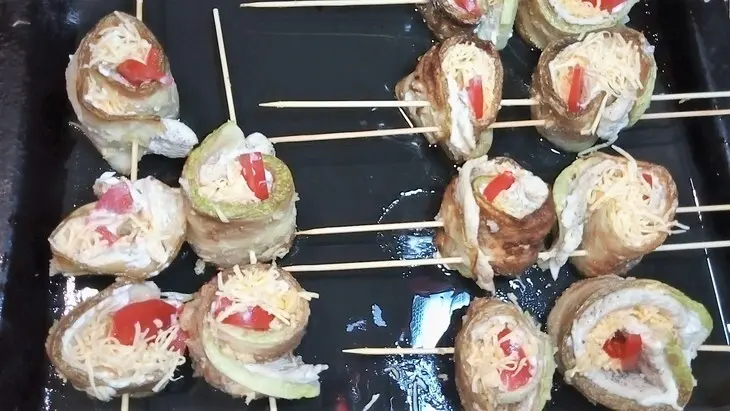 Рулеты из кабачков с курицей на шпажках.: шаг 8