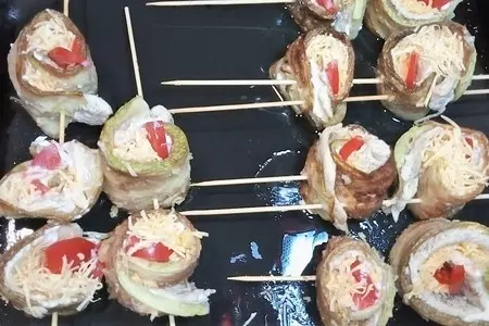 Рулеты из кабачков с курицей на шпажках.: шаг 8