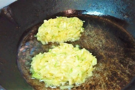 Оладьи с кабачком и сыром. : шаг 2