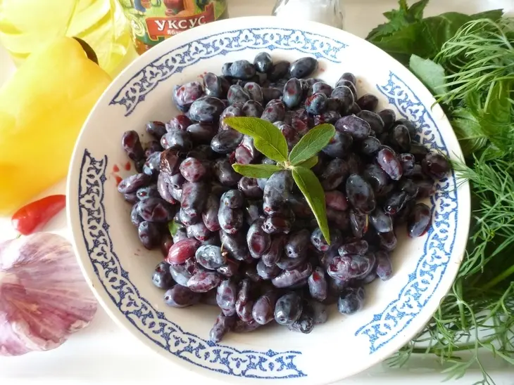 Пряный соус к мясу из жимолости: шаг 1