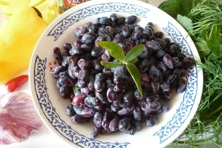 Пряный соус к мясу из жимолости: шаг 1