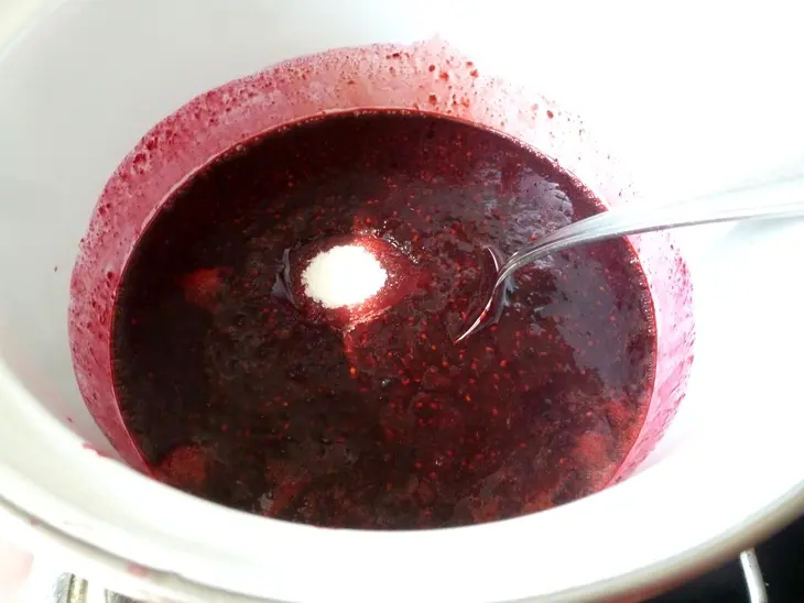 Пряный соус к мясу из жимолости: шаг 2