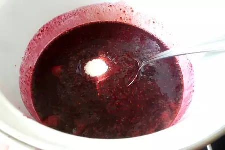 Пряный соус к мясу из жимолости: шаг 2