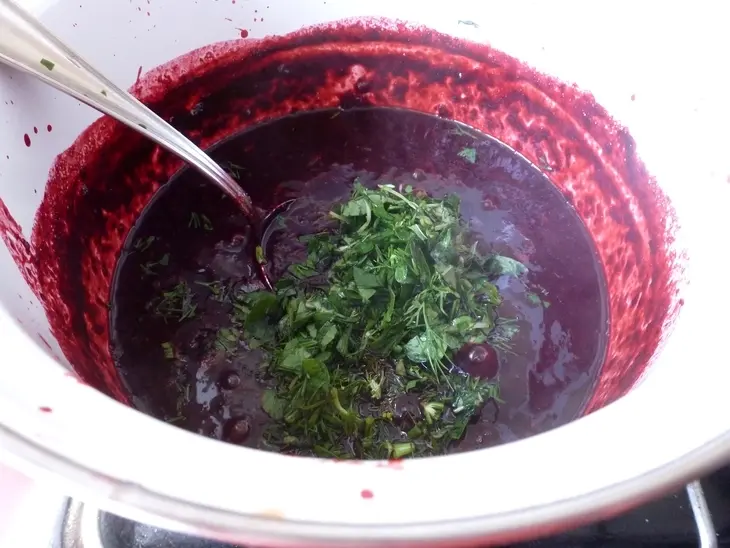 Пряный соус к мясу из жимолости: шаг 3