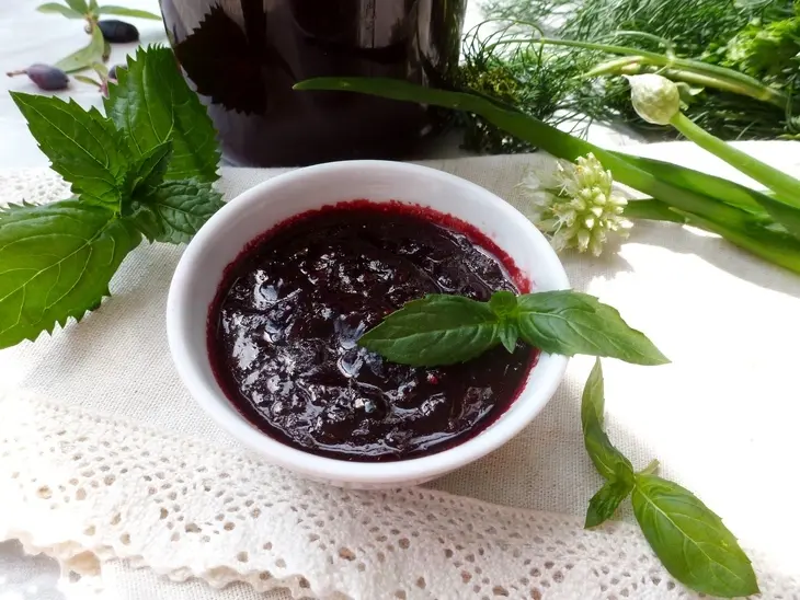 Пряный соус к мясу из жимолости: шаг 4