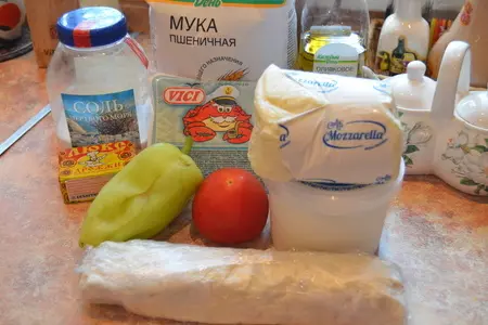 Пицца на пышном тесте с рыбными рулетиками: шаг 1