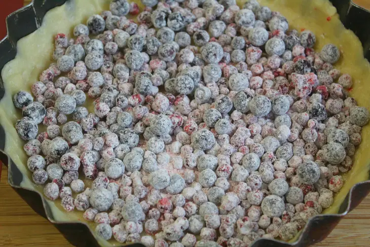 Творожный пирог с брусникой и смородиной: шаг 5