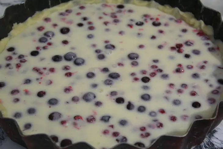 Творожный пирог с брусникой и смородиной: шаг 7